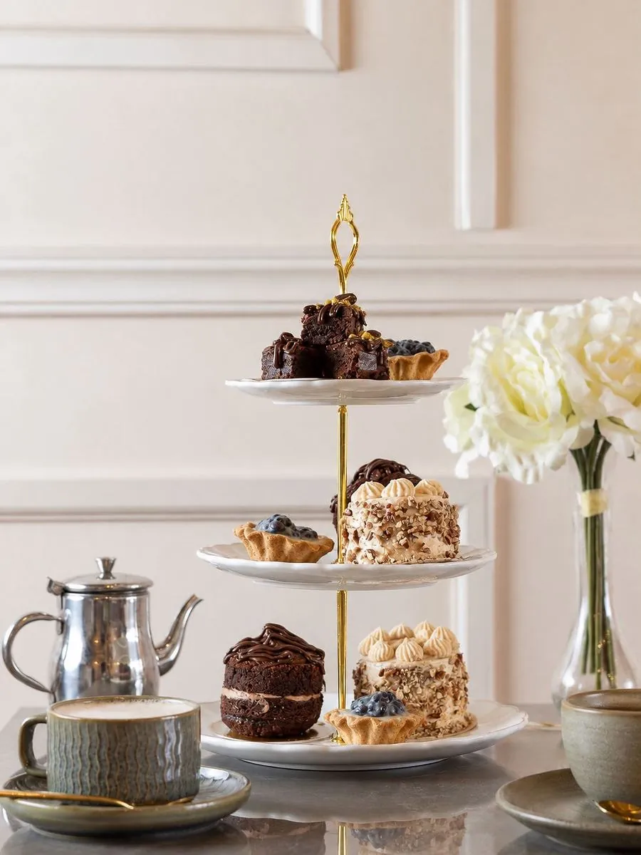 Torre de postres con flores blancas y café