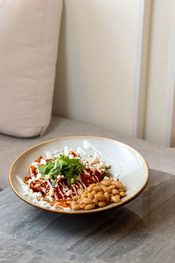 Chilaquiles rojos con frijoles