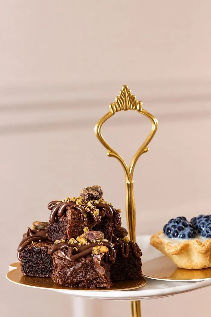 Brownies con pistache y tarta de moras