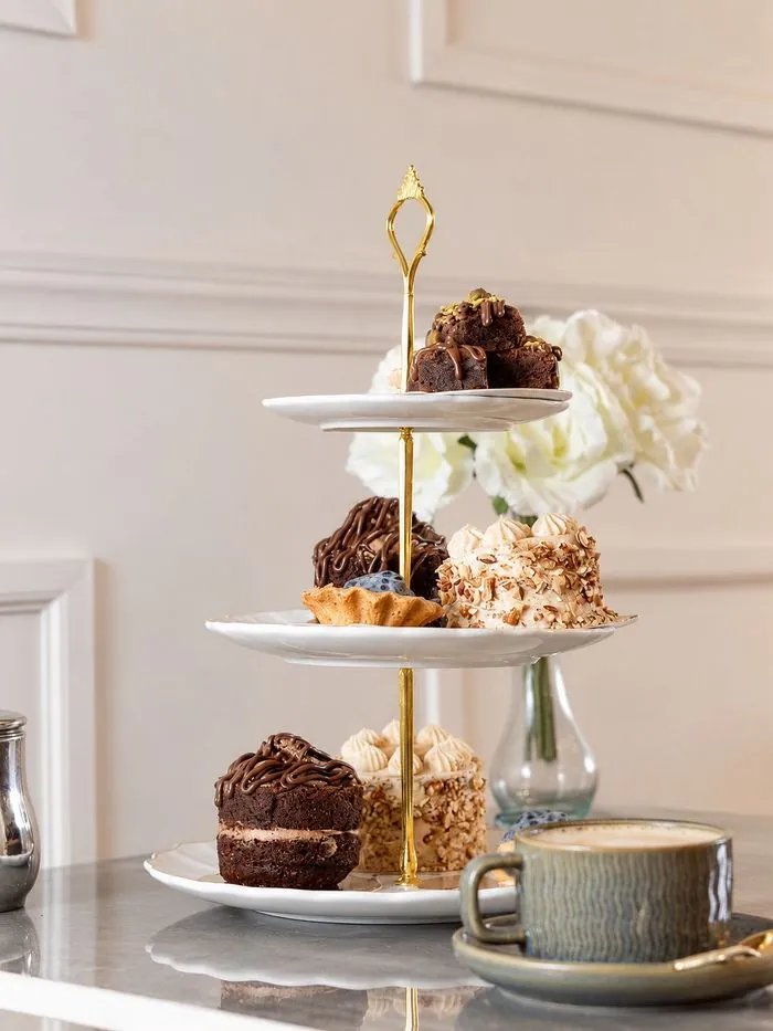 Torre de postres con café